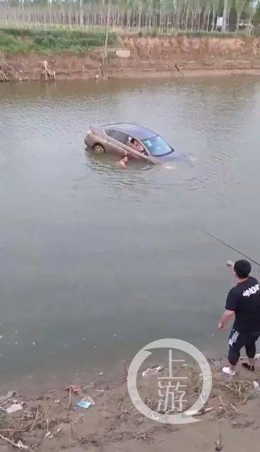 河南鹤壁一轿车坠河，众人下水拉车救下一家三口