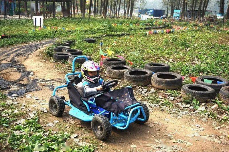 帅气地转动方向盘,带上墨镜,坐上卡丁车,谁能拒绝蓝天下的卡丁车追逐