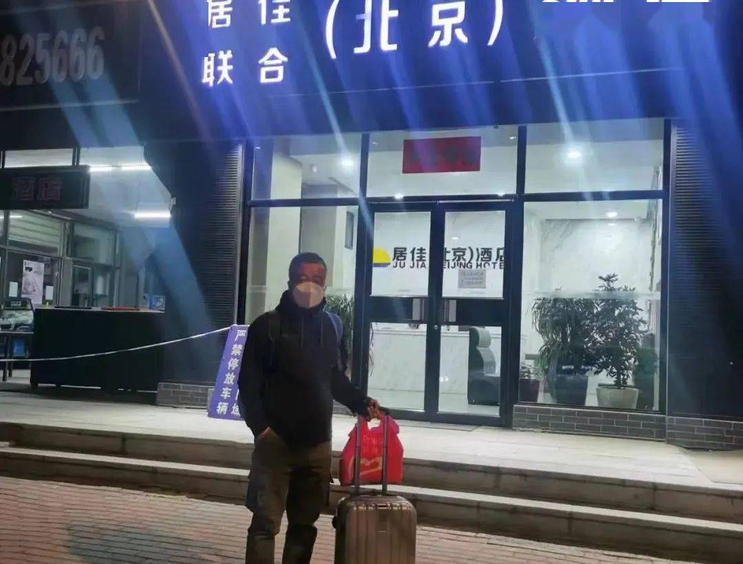 丹东六中教师陈煜明,派驻在居佳联合酒店隔离点工作,负责与学生沟通