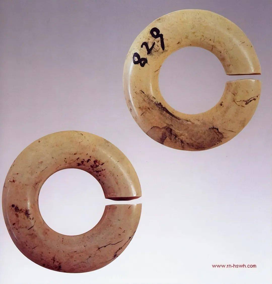 1995年,阿鲁科尔沁旗巴彦塔拉苏木塔木套勒盖红山文化遗址出土.