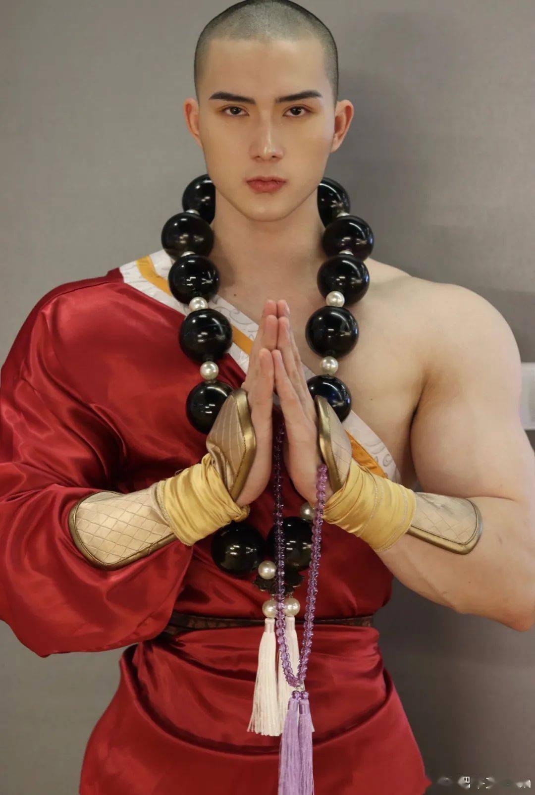 角色毕竟他用这一身结实的腱子肉肥牛文就已经是cos圈的小红人了其实