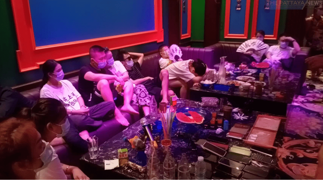 据现场执法人员称,在派对上发现了很多疑是氯胺酮的毒品,这些材料还需