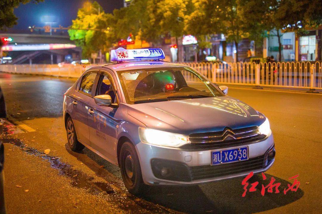 天色渐亮,的哥李仕云又跑了个夜班,他从2002年开始当出租车司机,至今