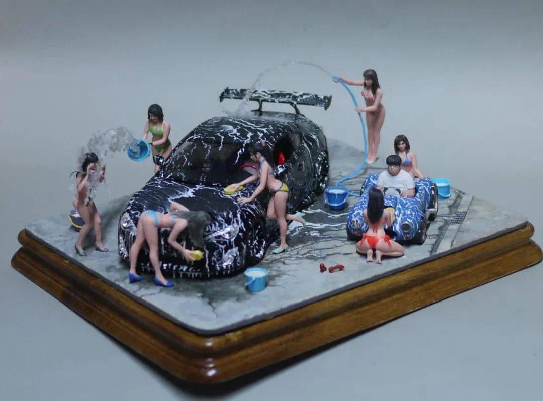 比基尼洗车女郎包围分别开着两台豪车画面中的父子二人作品的名字叫做