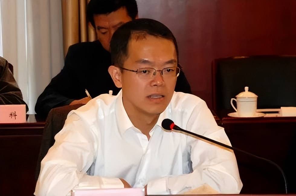 聊时局获悉,黄山市委副书记,宣传部部长范荣晖同志任安徽日报社党委