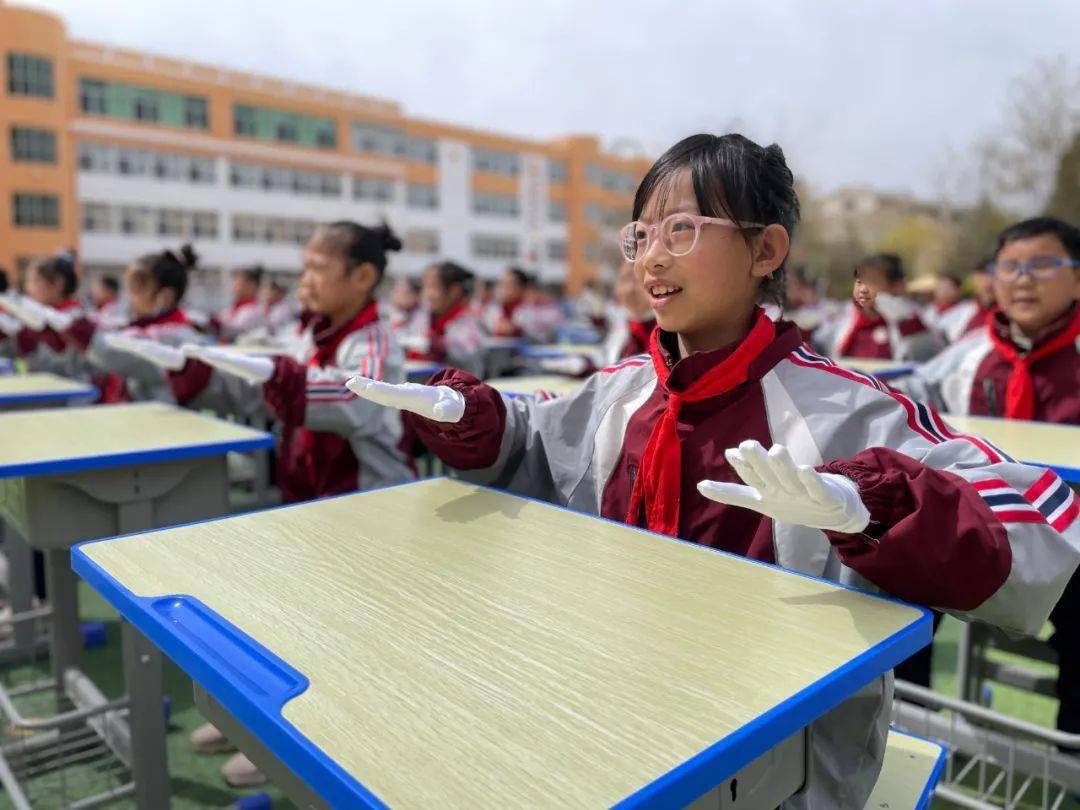 见过吗临河这所学校学生用课桌舞出新花样