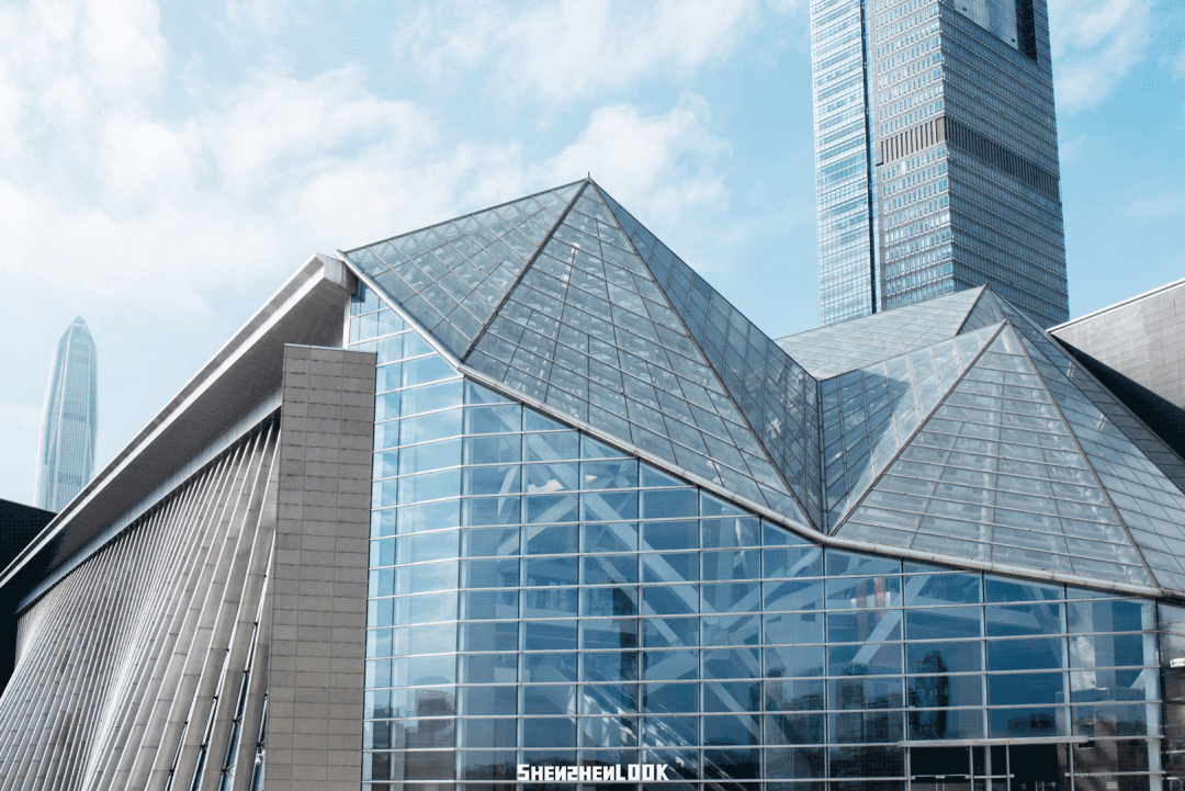 深圳图书馆,位于深圳的中轴线上,图书馆顶部是三维玻璃的曲面,每块