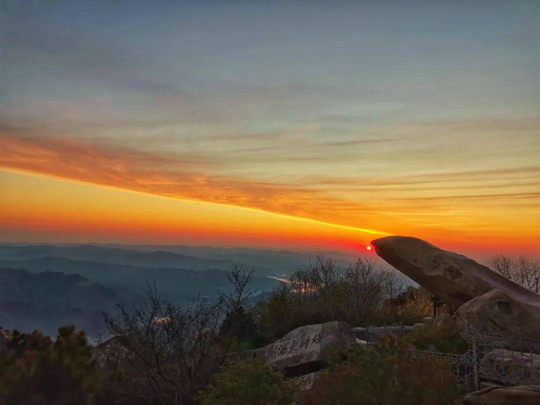 阳光明媚今晨泰山之巅再现日出,日晕奇观泰山日出是壮观而动人心弦的