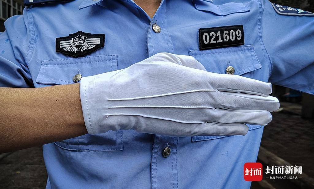 一双手背后的警察故事