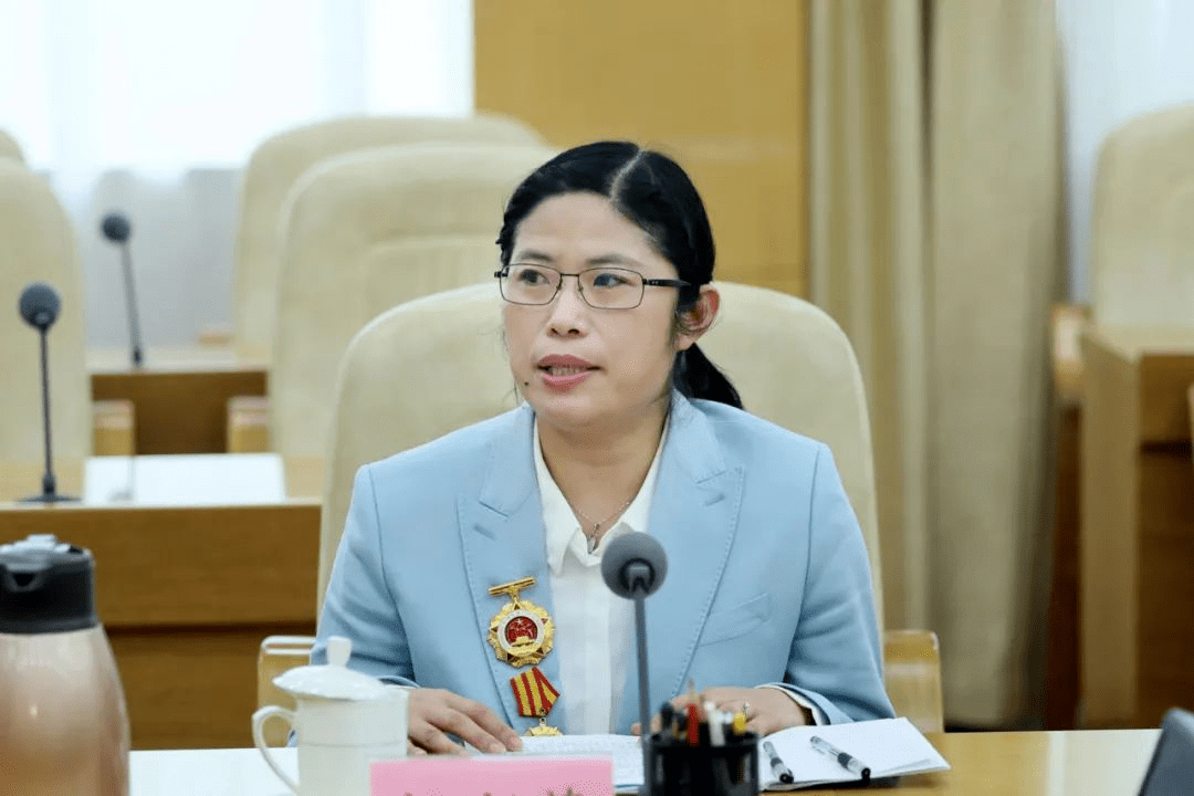 撷秀拾才67我省九三学社社员胡彩萍参加省庆祝五一