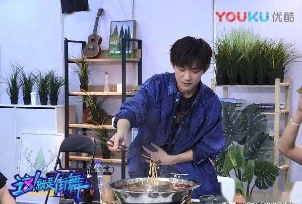 易烊千玺吃火锅时必点的这些菜都很好吃呦