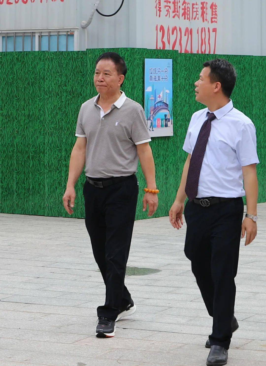 曾祥勇校长陪同杜泽桦校友参观了校园,并介绍了学校发