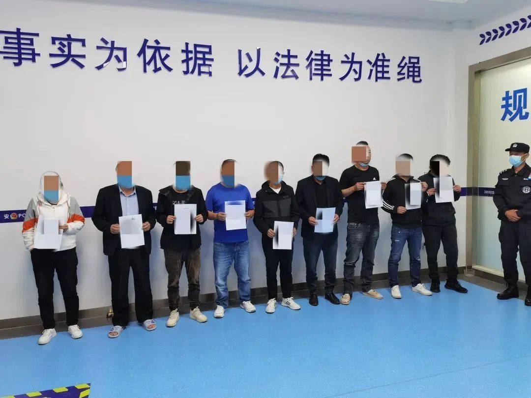 一包房内有十余人围着一张大圆桌正在用麻将以"推筒子"的形式进行赌博