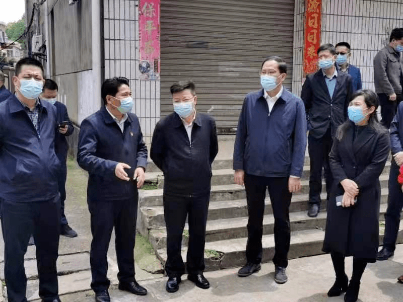 随后,龙卿吉一行前往蒋巷镇黄湖蓄滞洪区分洪口,现场查看和询问防汛