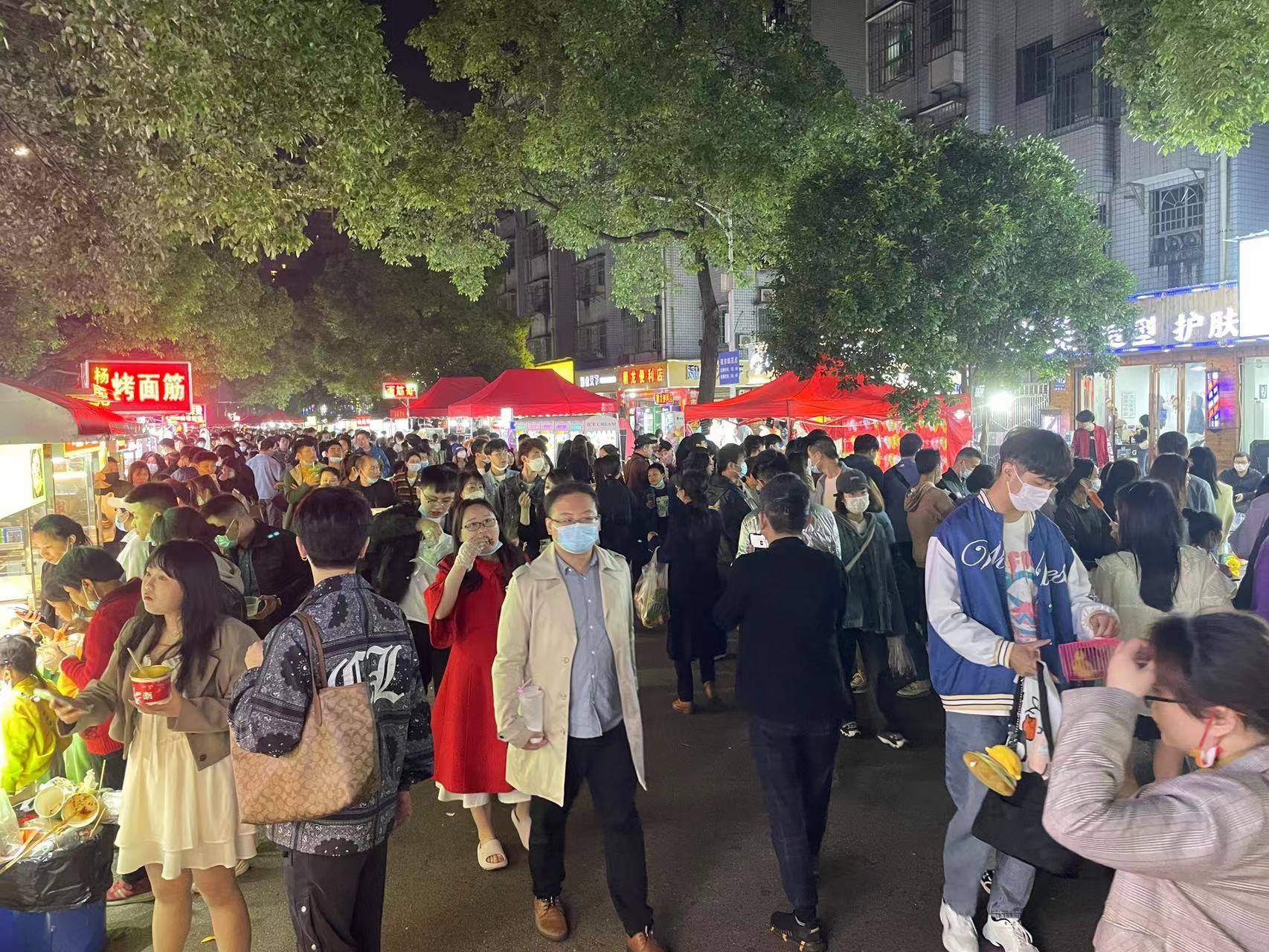 长沙扬帆夜市24岁摆摊小伙认真摆摊做好一个普通人