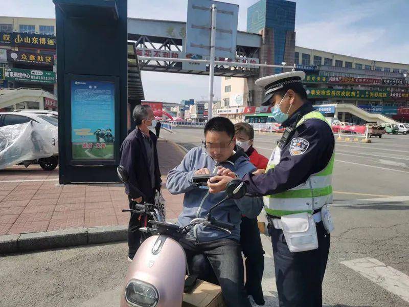 泰安交警騎電動車未佩戴頭盔即將曝光