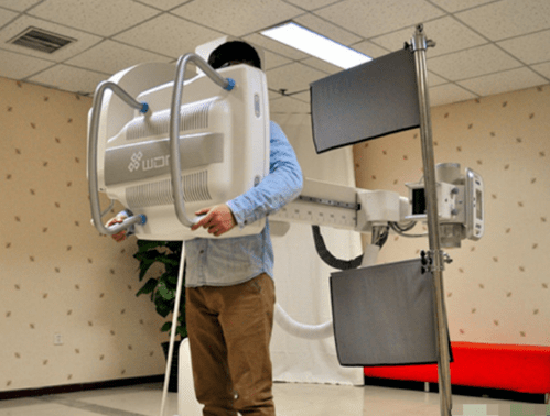 19岁女生做胸透被要求一丝不挂医生拍10张后穿衣服看不清全脱掉