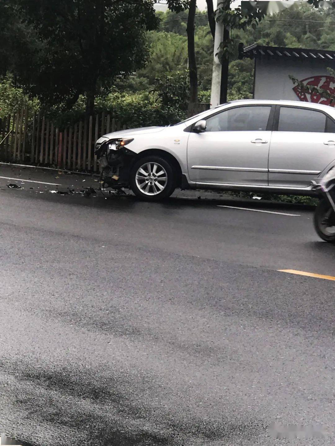 雨天路滑揭西龍潭發生一起交通事故車頭都給撞變形了