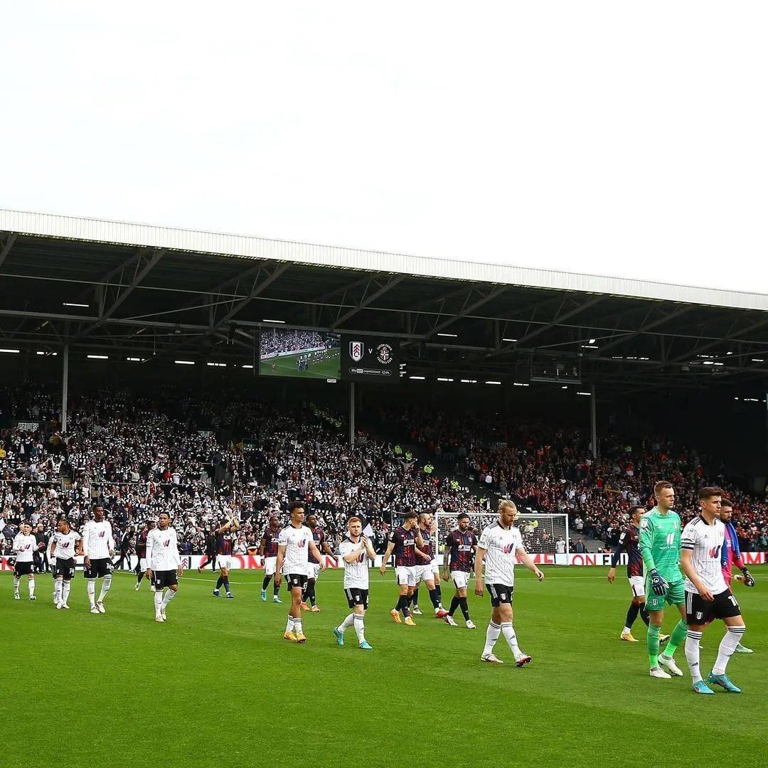 富勒姆7比0卢顿强势回归英超赛后近万人球迷涌入场内庆祝