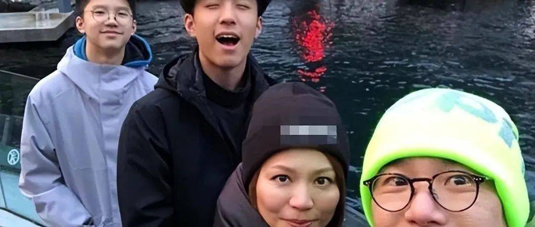 林晓峰前妻罕晒母子合影,1米86长子帅气十足,是羽毛球运动健将_康子妮_林宝_祝福