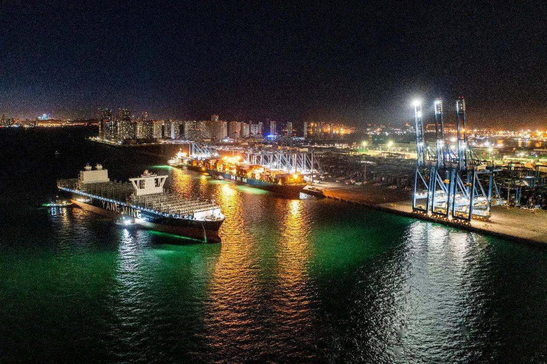 山东港口青岛港奏响五一劳动赞歌