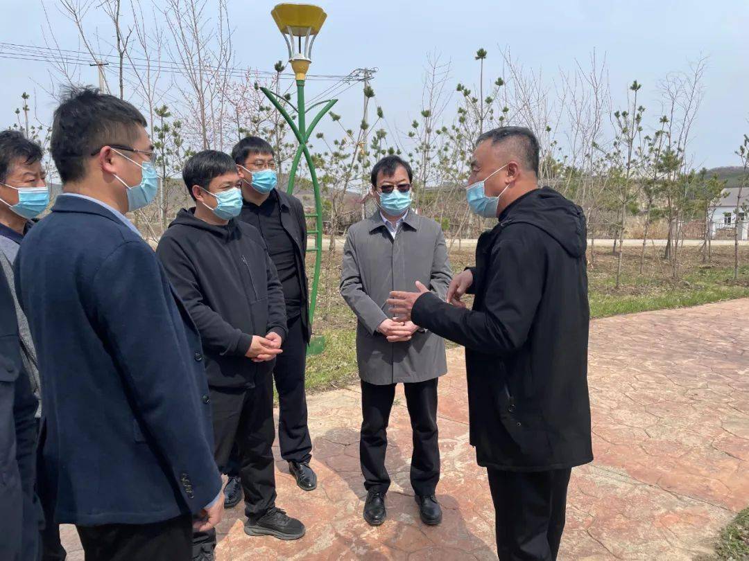 在苏木河农场,冯甲伟重点调研了解农场发展规划,基础设施建设等情况