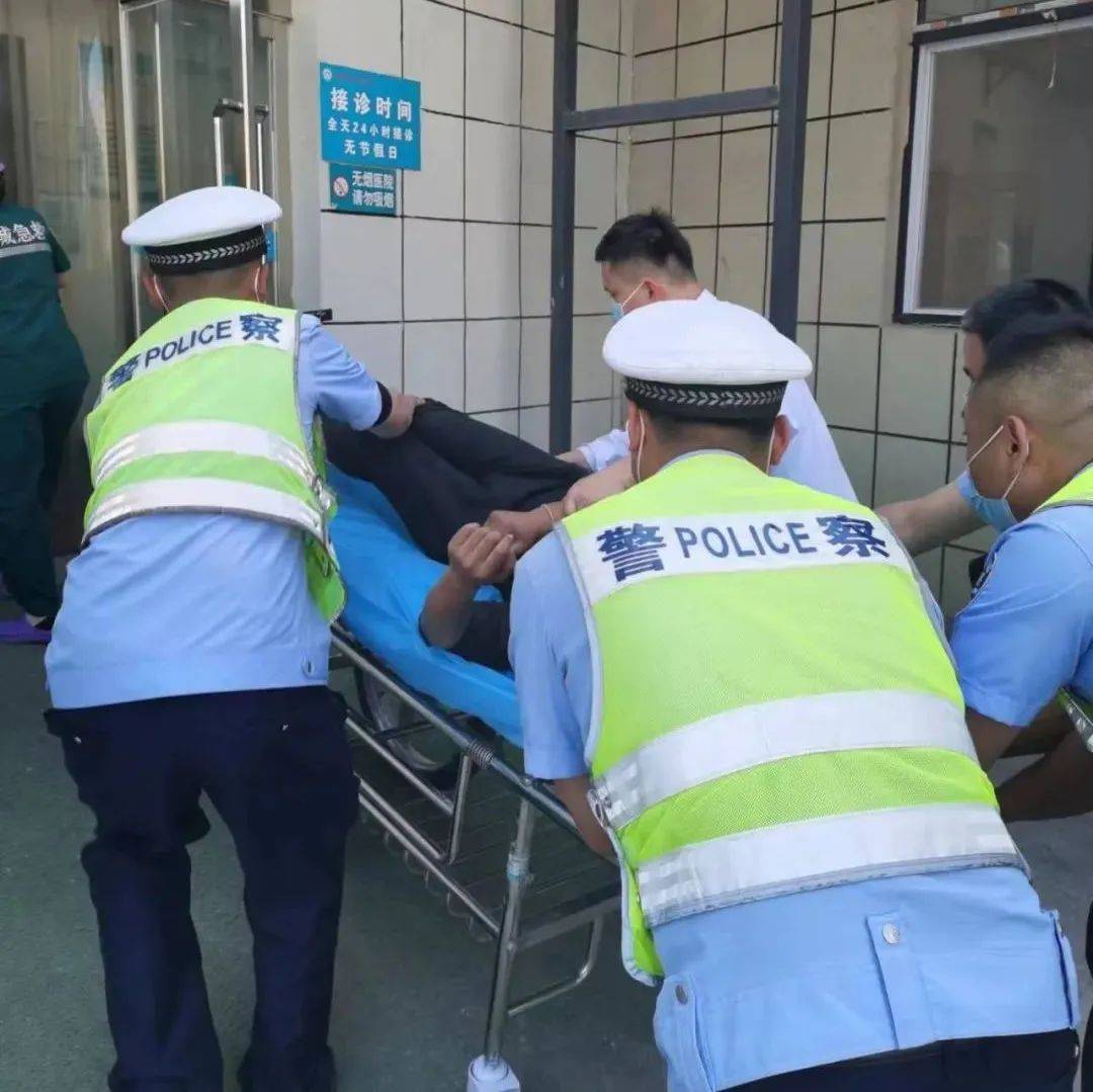 女子骑行电动车摔伤痛哭，交警暖心搀扶送医院！（视频来源@宜昌高新区交警）-度小视