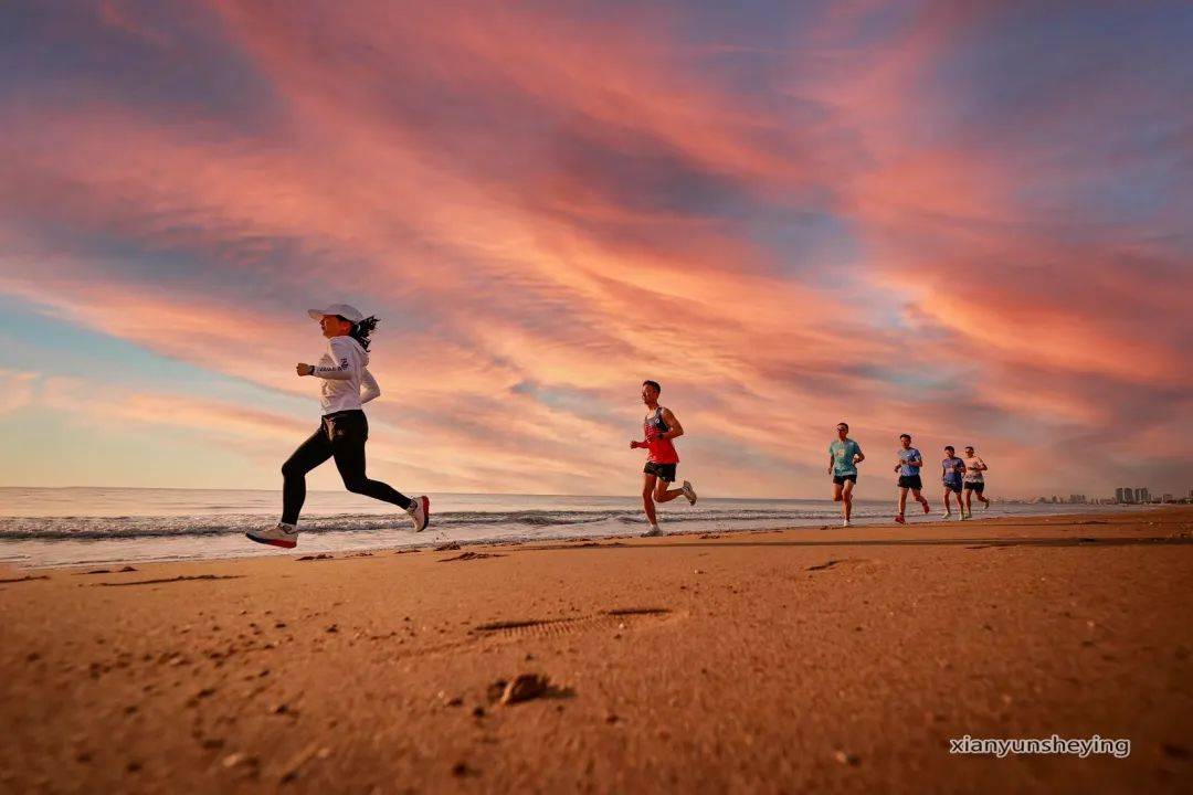 有一群热爱奔跑的人又是一个绚丽的早晨晨光徐徐拉开大海的帷幕