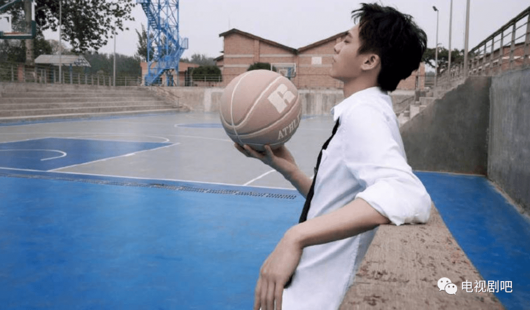 李易峰35岁生日照白衬衫黑领带梦回篮球帅学长