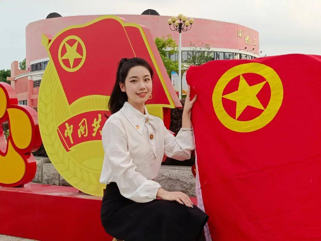 五四特辑青春正燃奋斗正当时快来一起和团徽团旗合个影