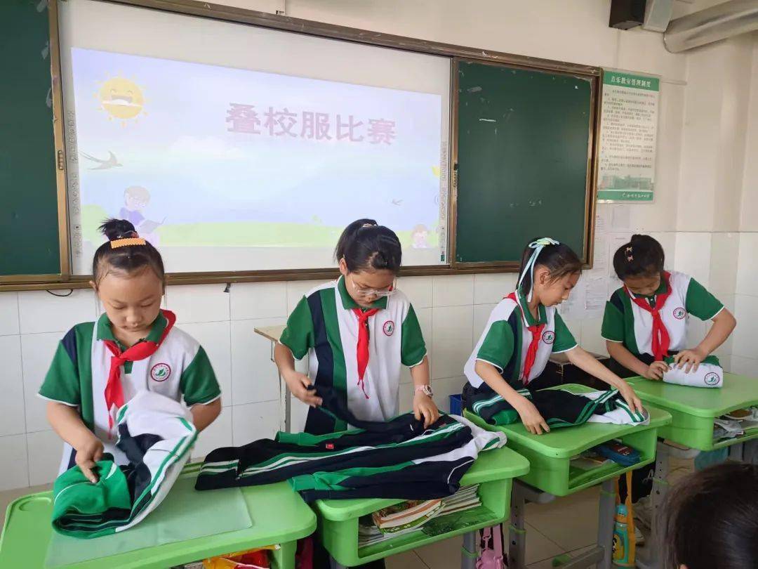 叠出精彩——肥城市龙山小学红五月劳动系列活动之三年级叠校服技能