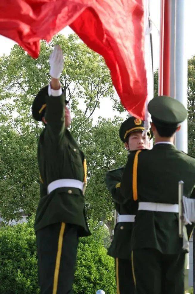 五四青年节主题升旗仪式五四火炬相传青春华章永续