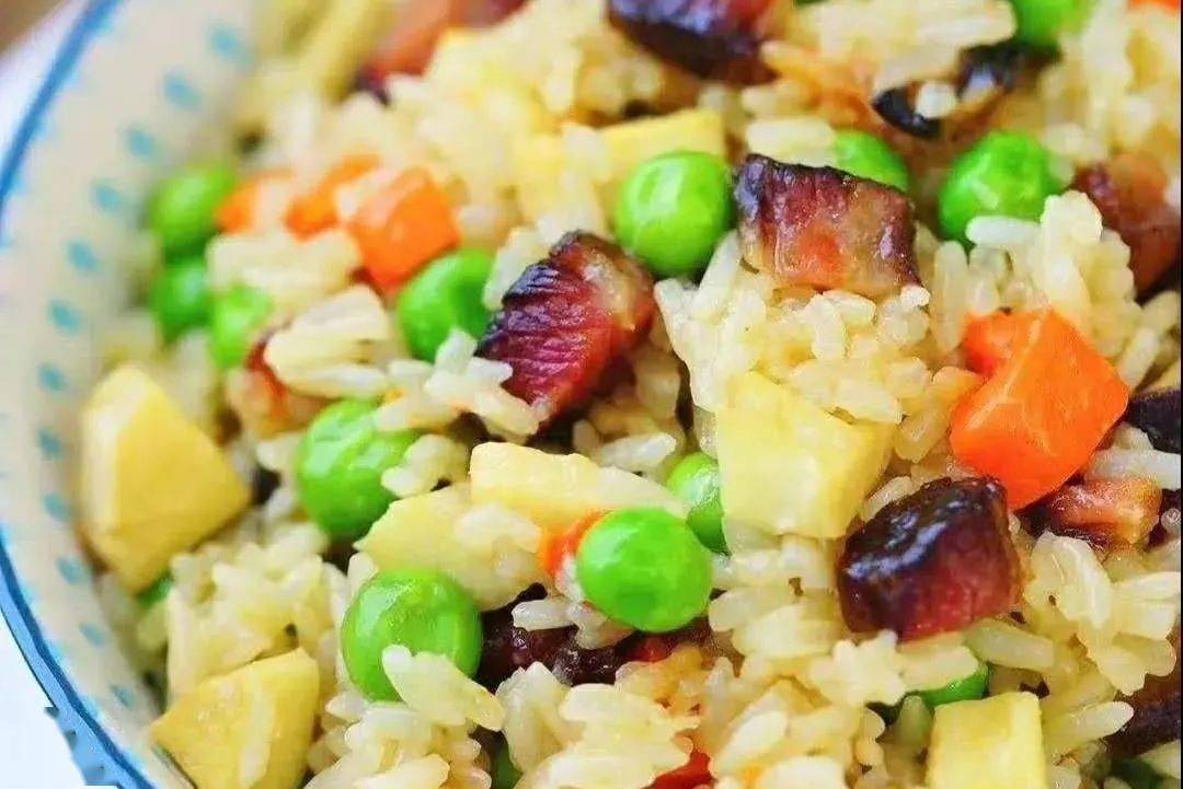 自古以来,莲都人到立夏这一天都会烧立夏饭——"豌豆糯米饭".