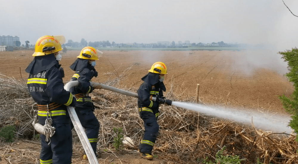 帅安阳一杂物堆放点起火两名少年及时报警并为消防车做引路人