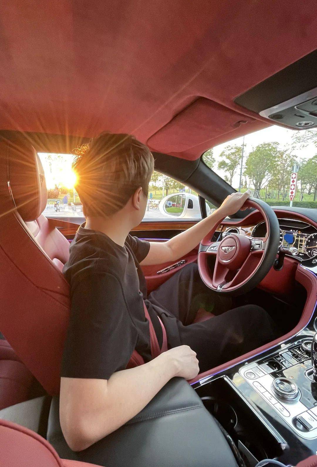 潜伏在伪装富少组织里发现他们花13块骗女孩千里送炮