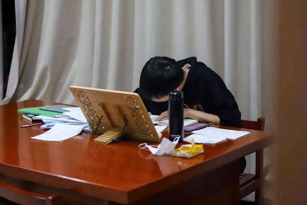 了美好的瞬间伏案苦读的身影是勤奋的写照将茫茫夜色点亮教学楼里盏