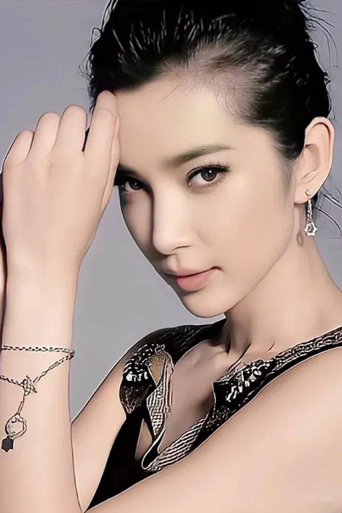 李冰冰凝视的目光