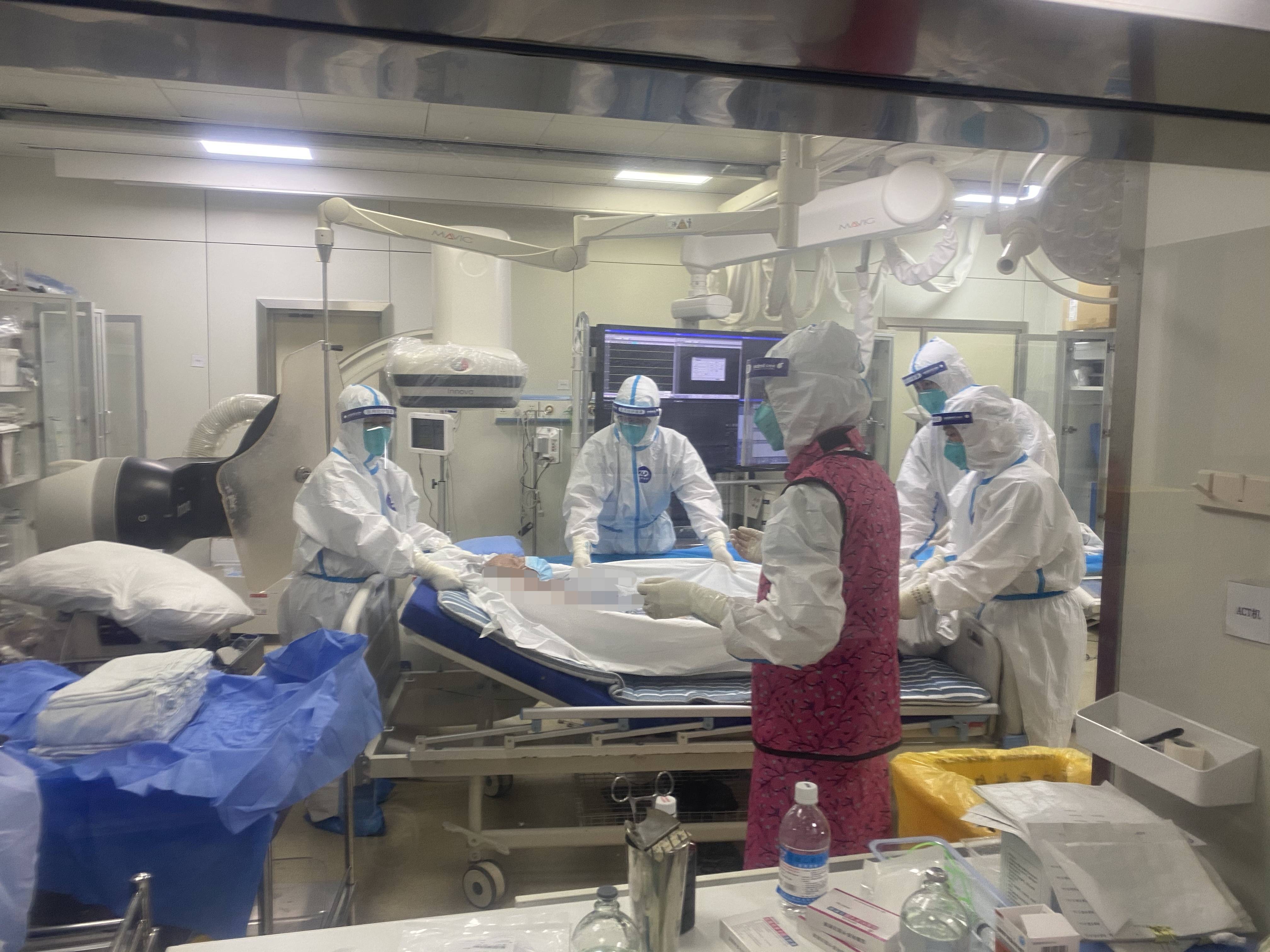 九院新冠定点医院陆续欢送百岁老人治愈出院，重症配置再提升优化_患者_救治_防控