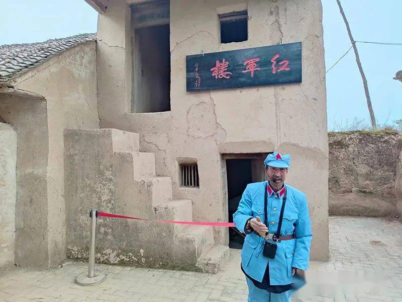 是当年红二十五军"四坡战斗"设立的临时指挥部,"红军楼"三个红色大字