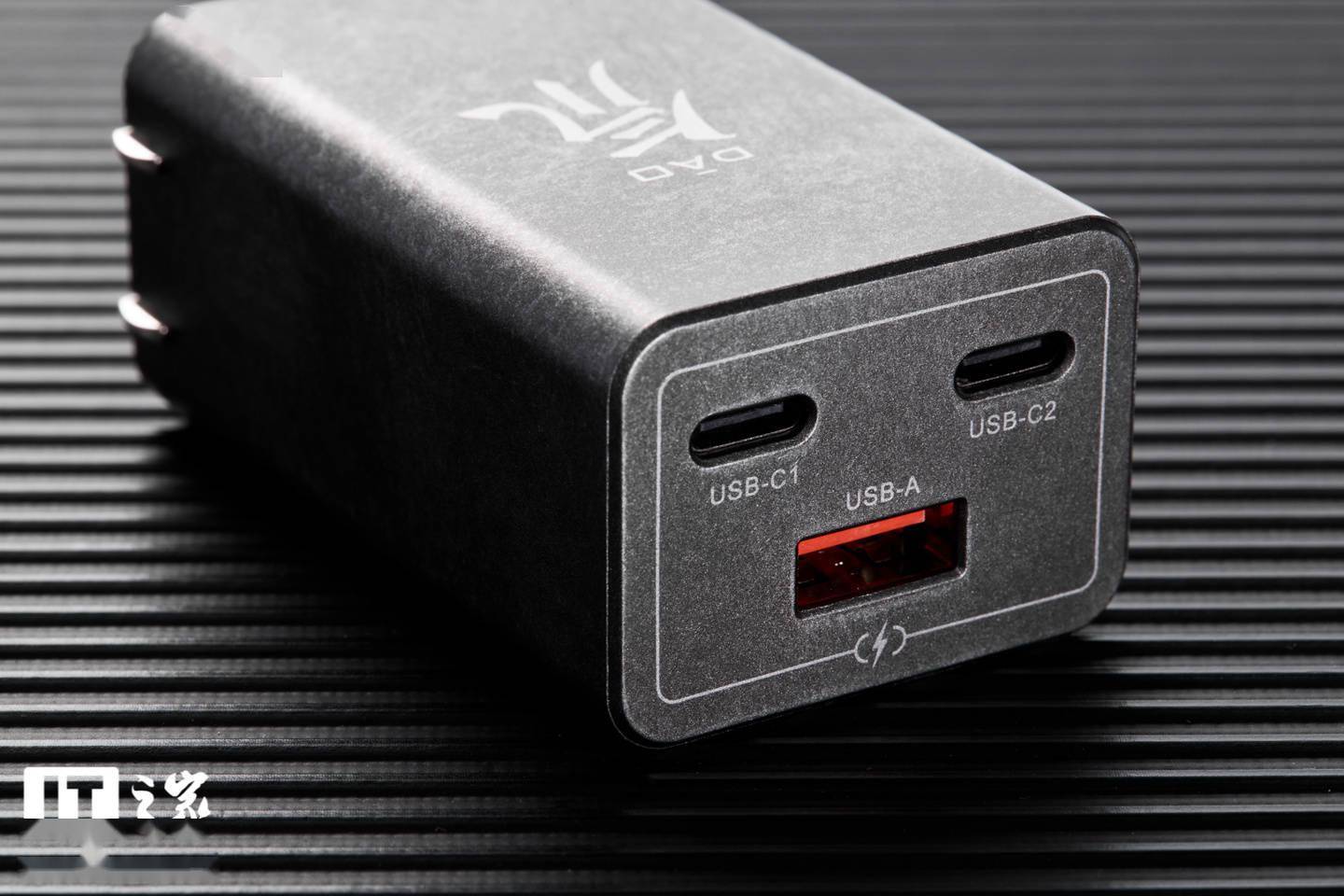 it之家开箱红魔12065w氮化镓变形金刚战损版充电器图赏