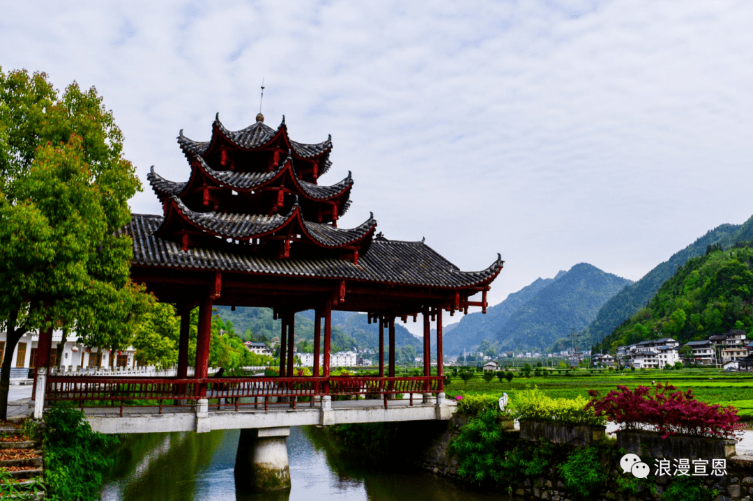 水田坝凉桥/汪国超 摄"珠山镇茅坝塘村土鱼河日出时分,一缕朝霞,让土