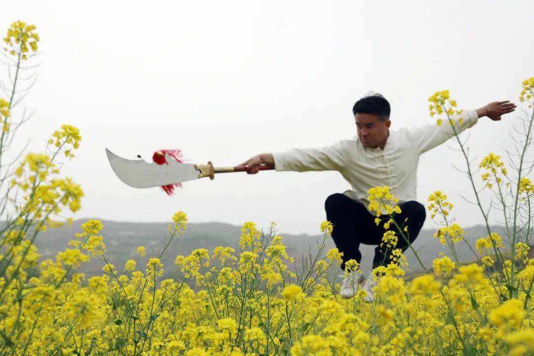 大飽眼福武山春秋大刀在油菜花海上演組圖