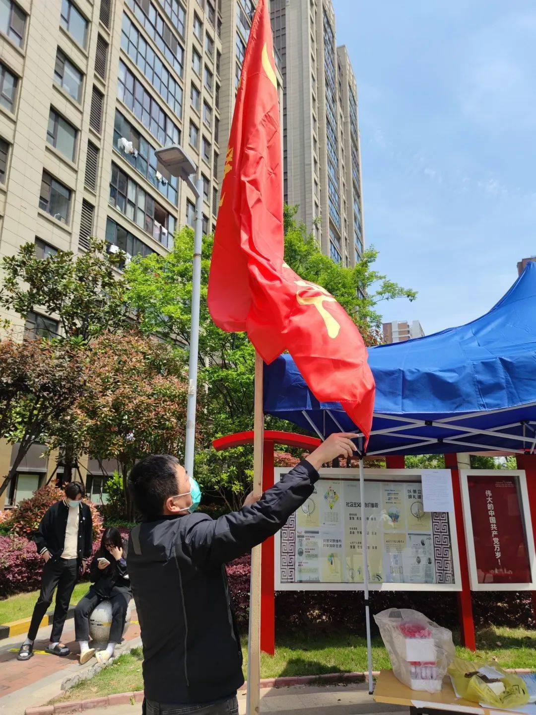 城管队员化身"姑"勇者,助力小区疫情防控_章宾_行动_工作