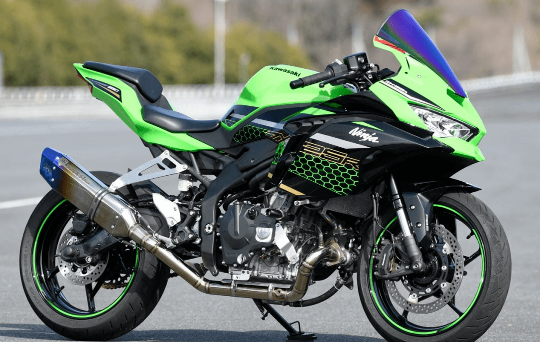 不够劲就上增压吧,改装涡轮增压的川崎zx-25r极速达到243km/h_搜狐