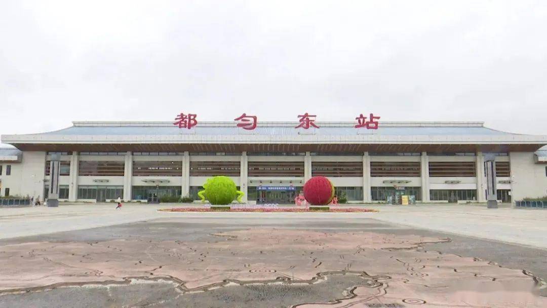 这是一条城际铁路正线全长66公里止于沪昆高铁凯里南站自贵广高铁都匀