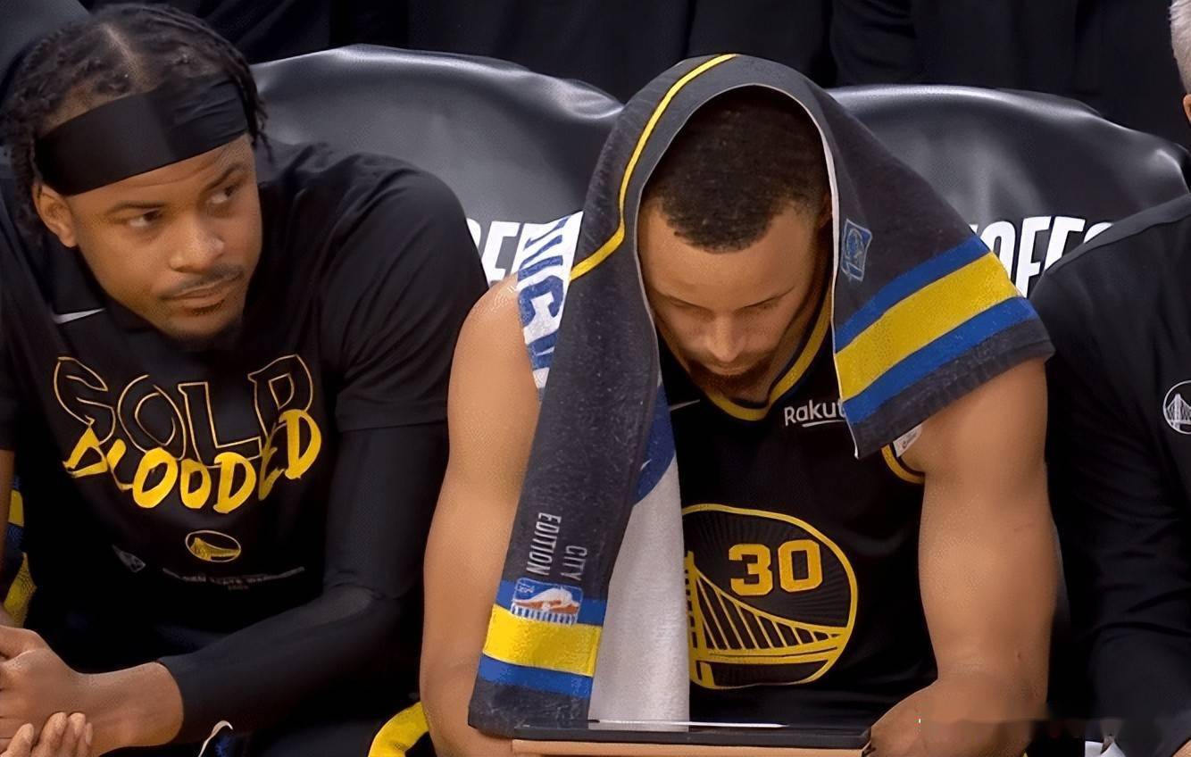 怒砸地板泄愤19岁库明加创造历史第二节遭弃用勇士扭转局面