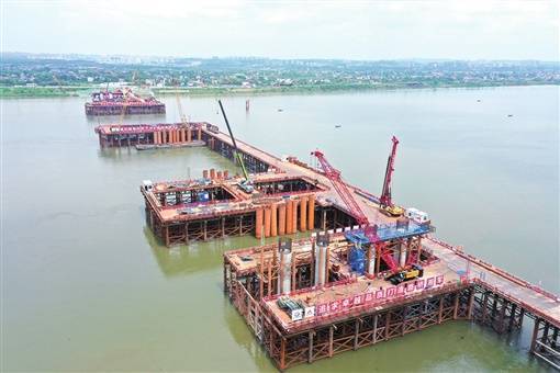 圖為暮坪湘江特大橋項目建設現場如火如荼.