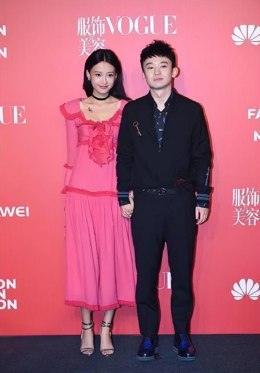 孙怡难得和老公同框穿粉裙扮嫩却有点减分骨感身材撑不住