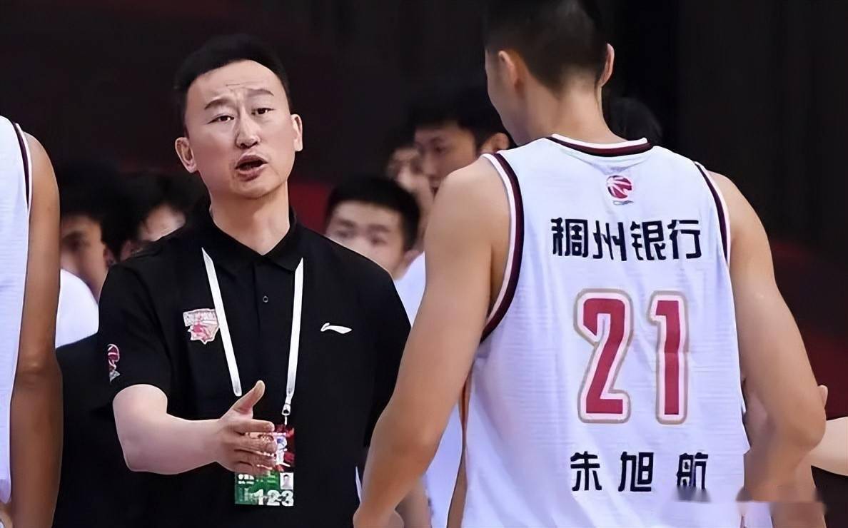 cba"顶薪先生"拒绝续约,下赛季或追随恩师加盟青岛男篮_朱旭航_刘维伟