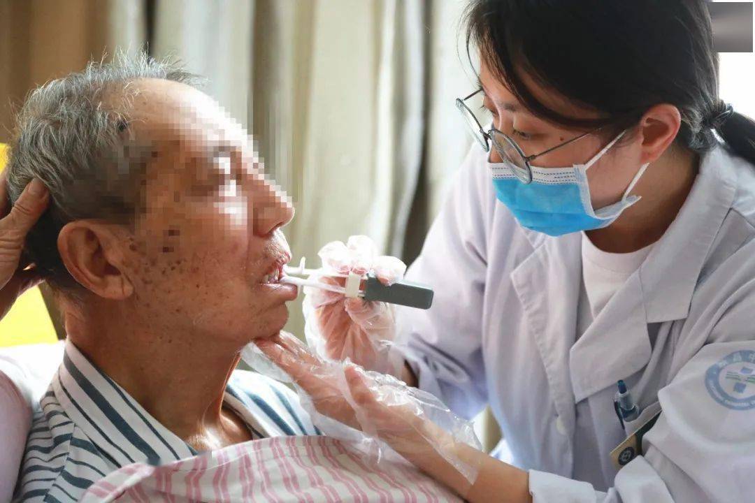 舌肌训练● ● ● ● ● ● ●包括冰刺激,舌肌训练,吞咽治疗,综合